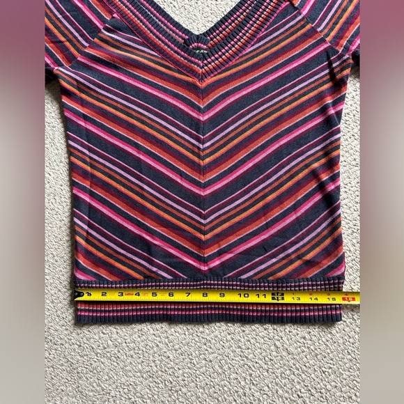 DKNY Jeans sweater. - Picture 5 of 10